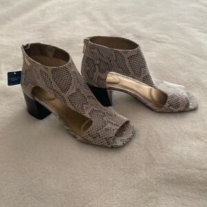 Kenneth Cole Reaction Mixed Cut Out Sandal. New in Box. Size 8 1/2. $18
